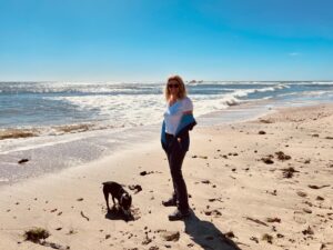Szonja Oroszlán Instagram - Màr itthon vagyok, de mèg picit nèha ide kèpzelem magam. #mavericks #dogniece #ninja #notmydog #cousinsdog #sunshine #beach #ocean #bluesky #dogwalking #freshair #outdoors