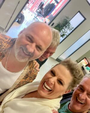 Szonja Oroszlán Instagram - Valamit mondtam, de csak ez a nègy enber tudja 😂 @herendi.gabor #thuroczyszabolcs #faragoandras #valamivicces #acting #shooting #funny