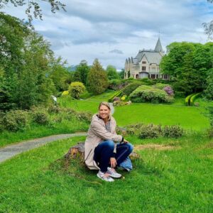 Szonja Oroszlán Instagram - Azért itt szívesen lennék királylány… 🏰👸🇳🇴 #castle #gamlehaugen #norway #bergen #tourist #travel #beauty #holiday