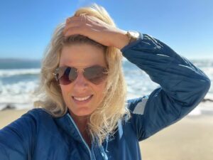 Szonja Oroszlán Instagram - Az utolsó szelfi az utazàsról ès ahol kèszült. A Mavericks Beachen. Most csendes volt az óceàn, mert tavaszodik. De a tèli, viharos idôszakban itt emelkednek a vilàg legnagyobb ès legnehezebben meglovagolható hullàmai ès ide jönnek a legprofibb szörfösök megmèrettetni. 🌊🌊🌊 A negyedik kèpet loptam, hogy megmutassam! 😱🫣 #mavericks #surfheaven #beach #selfie #lastday #pacificocean #ocean #still #sunshine #freshair #nature #niecedog #ninja #dogwalking