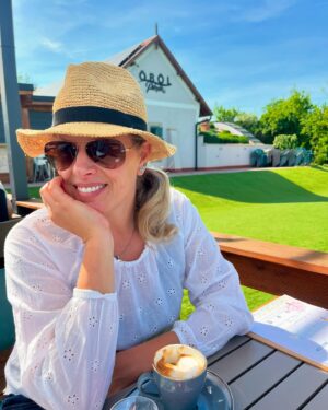Szonja Oroszlán Instagram - Balaton 💙 Hètvège 🤗 Vasàrnapi ebèd 🥗 Kávès portrè 😎🌞☕️ #sunday #funday #lunchtime #coffee #outdoors #sunshine #nemreklám