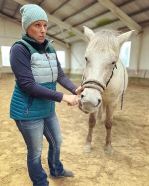 Szonja Oroszlán Instagram - Nyugalom, fókusz, figyelem, megértés, szándék, kérés, segítség és legfőképp szeretet. Ezek a lovas hivatásom alappillérei. Lepke karácsonyra Masterson Method manuálterápiát kapott a csodás gazdiktól. Hálás is volt érte ❤️🦋🙏 Köszönöm a lehetőséget és a csodás fotókat @olahzsofimakeup #lepke #notmyhorse @mastersonmethod #mastersonmethod #bodywork #hordetherapy #funjob #horses #healthyhorses
