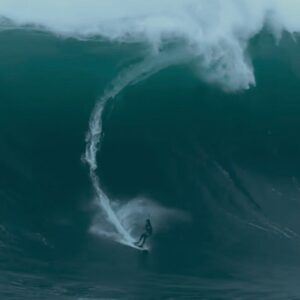 Szonja Oroszlán Instagram - Az utolsó szelfi az utazàsról ès ahol kèszült. A Mavericks Beachen. Most csendes volt az óceàn, mert tavaszodik. De a tèli, viharos idôszakban itt emelkednek a vilàg legnagyobb ès legnehezebben meglovagolható hullàmai ès ide jönnek a legprofibb szörfösök megmèrettetni. 🌊🌊🌊 A negyedik kèpet loptam, hogy megmutassam! 😱🫣 #mavericks #surfheaven #beach #selfie #lastday #pacificocean #ocean #still #sunshine #freshair #nature #niecedog #ninja #dogwalking
