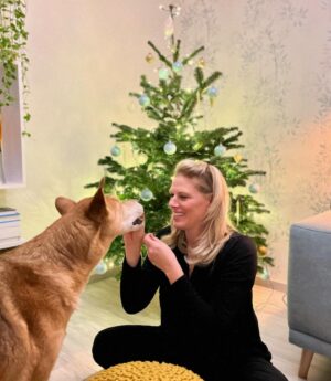 Szonja Oroszlán Instagram - Boldog Karácsonyt Mindenkinek ❤️🎄🐕🎁 #merrychristmas #mydog #honey