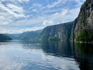 Szonja Oroszlán Instagram - Én általában rettegek a hajókon, na de ez a 3 óra teljesen feledtette velem ezt… 🇳🇴💦🌊🪨⛴️🛟 #norway #fjordsofnorway #fjord #nature #outdoors #amazingworld #ocean #freshair #boatride #tourist #travel #lucky #holiday #skandinavia