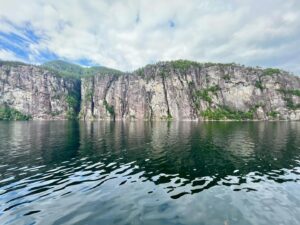 Szonja Oroszlán Instagram - Én általában rettegek a hajókon, na de ez a 3 óra teljesen feledtette velem ezt… 🇳🇴💦🌊🪨⛴️🛟 #norway #fjordsofnorway #fjord #nature #outdoors #amazingworld #ocean #freshair #boatride #tourist #travel #lucky #holiday #skandinavia