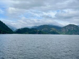 Szonja Oroszlán Instagram - Én általában rettegek a hajókon, na de ez a 3 óra teljesen feledtette velem ezt… 🇳🇴💦🌊🪨⛴️🛟 #norway #fjordsofnorway #fjord #nature #outdoors #amazingworld #ocean #freshair #boatride #tourist #travel #lucky #holiday #skandinavia