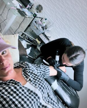 Szonja Oroszlán Instagram - Hopszi tegnap ez történt 🖤🤍🩶 Drága lovam Dani emlékét véglegessé tettük Vivivel. Saját kézírásommal a karomra került a neve, hogy mindig velem lehessen… 🐴 Köszönöm @vivianne.tattoo gyönyörű ékszert kaptam tőled ❤️ #tattoo #dani #tattooart #vivianne.tattoo #forever #beautiful