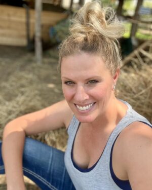 Szonja Oroszlán Instagram - Hajam, mint a szénakazal amiben ülök. 🐴🤗🌞🌾 Kèt ló között hetven fokban megpihenni jó. #selfie #work #workbreak #chill #summer #hot #heat #haystack #horsetherapist #mmcp #nofilter