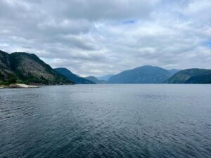Szonja Oroszlán Instagram - Én általában rettegek a hajókon, na de ez a 3 óra teljesen feledtette velem ezt… 🇳🇴💦🌊🪨⛴️🛟 #norway #fjordsofnorway #fjord #nature #outdoors #amazingworld #ocean #freshair #boatride #tourist #travel #lucky #holiday #skandinavia