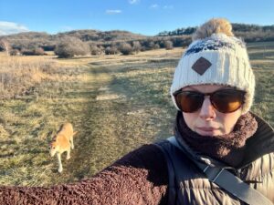 Szonja Oroszlán Instagram - Napsütèses sètánk 🐕🌞🪵🌿#mydog #honey #walk #dogwalk #nature #sunshine #freshair #happyplace #calm