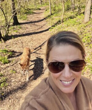 Szonja Oroszlán Instagram - Föld színek, napsütès, erdô, kutya, sèta, selfie. 🐕🌞🪵🌿🐾🍃😎 #mydog #honey #woods #sunshine #freshair #colors #nature #outdoors