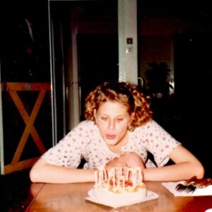 Szonja Oroszlán Instagram - Tegnap volt a szülinapom 🥳 Ezen a kèpen viszont harminc èvvel voltam kb fiatalabb, mint most. Igazi sèrtôdött, làzadó teenager, aki kedvtelenül fújja el azt a “rengeteg” gyertyát a tortájàn. S bàr most sokkal tôbb volt a gyertya amit el kellett fújjak, szàzszor jobban örültem neki, mint anno 😂🎂🥂A kèpen mèg egy rejtett èrdekessèg, hogy a règi lakàsunk nappalijànak ajtajàn egy lovacska van, amint nèz ki a boxàból… 🐴 #birthday #birthdaycake #tbt #older #happybirthday