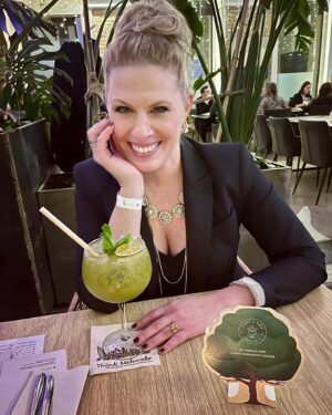 Szonja Oroszlán Instagram - Ezennel egy faültetèssel búcsúzom a 2023-as èvtôl. Most igen, van alkohol a cocktailban, de kizárólag környezetvédelmi okokból! 🤪😂 Boldog Újèvet Mindenkinek!!! 🍸🥂🍾🎉🐷🐕🐴 #plantatreecocktail #twentysixbudapest #nature #trees #savetheplanet #happy #happynewyear #2024
