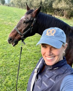 Szonja Oroszlán Instagram - Szeretjük az őszt. Az állataim és én. Ez a mi kedvenc évszakunk 🌿🍂🍁🌾🪵 #myhorse #daniel #legelünk #autumnvibes🍁 #happyhorse