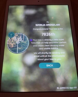 Szonja Oroszlán Instagram - Ezennel egy faültetèssel búcsúzom a 2023-as èvtôl. Most igen, van alkohol a cocktailban, de kizárólag környezetvédelmi okokból! 🤪😂 Boldog Újèvet Mindenkinek!!! 🍸🥂🍾🎉🐷🐕🐴 #plantatreecocktail #twentysixbudapest #nature #trees #savetheplanet #happy #happynewyear #2024
