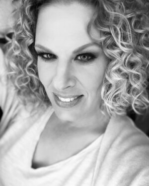 Szonja Oroszlán Instagram - Feketefehérselfie 🖤🩶🤍 #selfie #justaphoto #blackandwhitephoto #hair #makeup #otherjob @katasari76 @jonas_kata