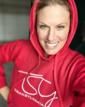 Szonja Oroszlán Instagram - Piros, piros, piros! Háromszor is piros!!! ❤️❤️❤️ Egyenesen Székelyudvarhelyről érkezett ez a pulcsi! Nagyon szépen köszönöm, annyira jól néz ki!! @leventeambrus1 és @transylvaniastoreinsta #nemreklám #ajándék