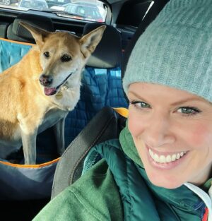 Szonja Oroszlán Instagram - Kutya ül a kocsiban ès pózol 🐕🍯💛#mydog #honey #selfie #car-ride #carrideswithdogs