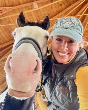 Szonja Oroszlán Instagram - Kukucs!! 🥰🥰🥰 Szilaj, a nègy èves kanca 🥰🥰🥰 Boldog kliens = Boldog Terapeuta 🙏 #notmyhorse #mastersonmethod #horsetherapist #mmcp #working @rainbow_ranch_rr #rainbowranch