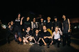 T-Pablow Instagram - FUJI ROCK FESTIVAL2023🥁

いつかの為に取っておいたバンドセットでのライブ演出をここで披露できた事、急遽なオファーにも関わらず快く引き受けてくれたバンドメンバーの方々、俺達の無茶な注文にも高いクオリティで応えてくれる裏方。
色々な事が重なりフジロックのメインステージこのタイミングでBAD HOPとして出演出来た事心から感謝します🎸🖤

事務所にも所属せず大きな後ろ盾がない俺達はこれまでもそうだったように、巡ってきたチャンスの中準備期間が短かろうが試行錯誤しベストを尽くすだけです。
結果的に大成功音楽の神様に愛された日🤘

Dr: @nobuakikaneko_official
Bs: @kenken_rize 
Gtr: @sucksmen 
Keys: @appa_izawa 

Photographer: @cherrychillwill