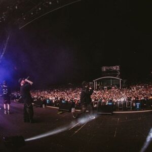 T-Pablow Instagram - FUJI ROCK FESTIVAL2023🥁

いつかの為に取っておいたバンドセットでのライブ演出をここで披露できた事、急遽なオファーにも関わらず快く引き受けてくれたバンドメンバーの方々、俺達の無茶な注文にも高いクオリティで応えてくれる裏方。
色々な事が重なりフジロックのメインステージこのタイミングでBAD HOPとして出演出来た事心から感謝します🎸🖤

事務所にも所属せず大きな後ろ盾がない俺達はこれまでもそうだったように、巡ってきたチャンスの中準備期間が短かろうが試行錯誤しベストを尽くすだけです。
結果的に大成功音楽の神様に愛された日🤘

Dr: @nobuakikaneko_official
Bs: @kenken_rize 
Gtr: @sucksmen 
Keys: @appa_izawa 

Photographer: @cherrychillwill