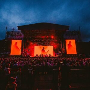 T-Pablow Instagram - FUJI ROCK FESTIVAL2023🥁

いつかの為に取っておいたバンドセットでのライブ演出をここで披露できた事、急遽なオファーにも関わらず快く引き受けてくれたバンドメンバーの方々、俺達の無茶な注文にも高いクオリティで応えてくれる裏方。
色々な事が重なりフジロックのメインステージこのタイミングでBAD HOPとして出演出来た事心から感謝します🎸🖤

事務所にも所属せず大きな後ろ盾がない俺達はこれまでもそうだったように、巡ってきたチャンスの中準備期間が短かろうが試行錯誤しベストを尽くすだけです。
結果的に大成功音楽の神様に愛された日🤘

Dr: @nobuakikaneko_official
Bs: @kenken_rize 
Gtr: @sucksmen 
Keys: @appa_izawa 

Photographer: @cherrychillwill