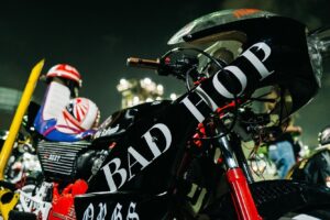 T-Pablow Instagram - 明日からBAD HOP最後の全国Tourが始まる🏍🇯🇵

明日BAD HOPのYouTubeチャンネルで18:30からライブ生配信します。

久しぶりに8人全員で作った曲も初披露するよ🏭🔥
来たくても来れなかった人達も一緒に楽しもう🤝