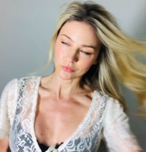Tabrett Bethell Instagram - Love is always there. 
The universal love. 
That arrives on a freight train  with all of its angels , at the exact time, when you need it xxxx ❤️❤️❤️

Oh… I dunno about these winds in my eyes 👀
