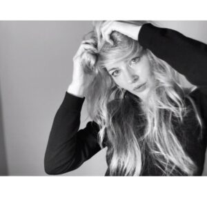 Tabrett Bethell Instagram - 42…. Whaaaaat?!

Another year around that phenomenal sun 🌞