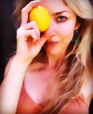 Tabrett Bethell Instagram - Lemons aren’t all bad .. 🍋 

And , no, I’m not covering  my eye for any other reason ( you beautiful conspiracy theorists out there) other than , it’s a LEMON 🍋 covering my eye..

Summer is almost herrrrre xxx