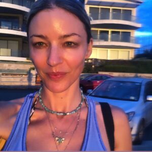 Tabrett Bethell Instagram - Had the pleasure of hosting a FREE sunrise meditation this morning with my dear friend @bennjamin_jensen in Cronulla .

For manifesting, healing , inner radiance , peace and connection to soul.

Anyone local who would like to join I’ll be moving it to the grass in south Cronulla .

It’s free and all is welcome 🙏 

Anyone not in the area let me know if you would be interested in a live stream ? 😇☀️💕