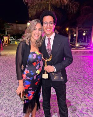 Taha Desouky Instagram - شكرا مهرجان الفضائيات العربية لتكريمي في دورته ال١٤ عن مسلسل الصفارة وموضوع عائلي .
📸: @yasserelmogy
Styled by: @nadine.ketchedjian