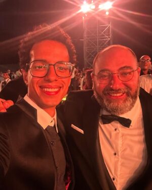 Taha Desouky Instagram - الحمدلله 😇
شرف كبير ليا اني اخد جايزة في مهرجان القاهرة للدراما وسط أساتذة اتعلمت ولسه بتعلم منهم كتير 
أينعم ملحقتش اتصور بالجايزة بس لحقت اتصور مع اللي ساعدوني اخدها ❤️