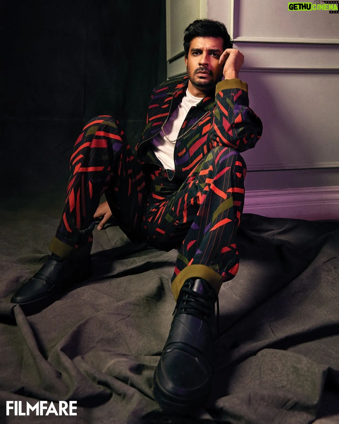 Tahir Raj Bhasin - 8K Likes - Black Magic 🛹 w/ @filmfare
Image: @meeteshtaneja
Styled by: @pallakhshah with @himanyasingh
MUA: @namratagurbanihairandmakeup
Wadrobe: @nirmooha
Footwear: @melissashoesindia
Jewellery: @inoxjewelryin