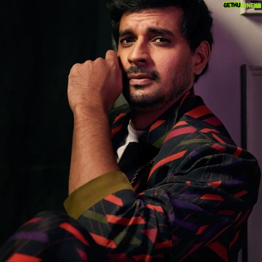 Tahir Raj Bhasin - 8K Likes - Black Magic 🛹 w/ @filmfare
Image: @meeteshtaneja
Styled by: @pallakhshah with @himanyasingh
MUA: @namratagurbanihairandmakeup
Wadrobe: @nirmooha
Footwear: @melissashoesindia
Jewellery: @inoxjewelryin