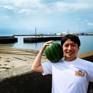 Taichi Masu Instagram - 🌏
セミの声が賑やかになってきましたね☀️

生き物たちがエネルギッシュに動く季節、
DASH海岸も地道に活動中です🤿

#🍉
#三浦市の農家さんからの頂き物
#魚も果物も野菜も美味しい土地

#今週末には海岸の経過を放送できそうです📺

‥よく見ると
腕と手の日焼け境界線がくっきりと‥🐼
ZIPでは夏が来るたびに、
どこか遊びに行ったと勘違いされてました。

#仕事焼けです