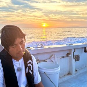 Taichi Masu Instagram - 🌇
今年も１年、
カジキがまったく釣れず ふて寝するなど
色々なことがありましたが
なんとか無事に暮れを迎えられました🎣

インドアの大学研究室と、
アウトドアのテレビ制作現場と、
"科学の伝え方"という同じテーマを意識しながら
行ったり来たりし続けた時間は、
互いの良いヒントとモチベーションになりました。

東京と京都と海洋と、
来年はそれらの中身を一つにまとめて
形にして現せる一年にできる‥ 見込みです。

2023年も ありがとうございました。
どうか皆さま、穏やかで健やかな 良いお年を。

#２枚目３枚目４枚目
#DASH木村先生が作ってくれたご褒美鍋
#プリン体の存在は忘れる
#忘プリ会