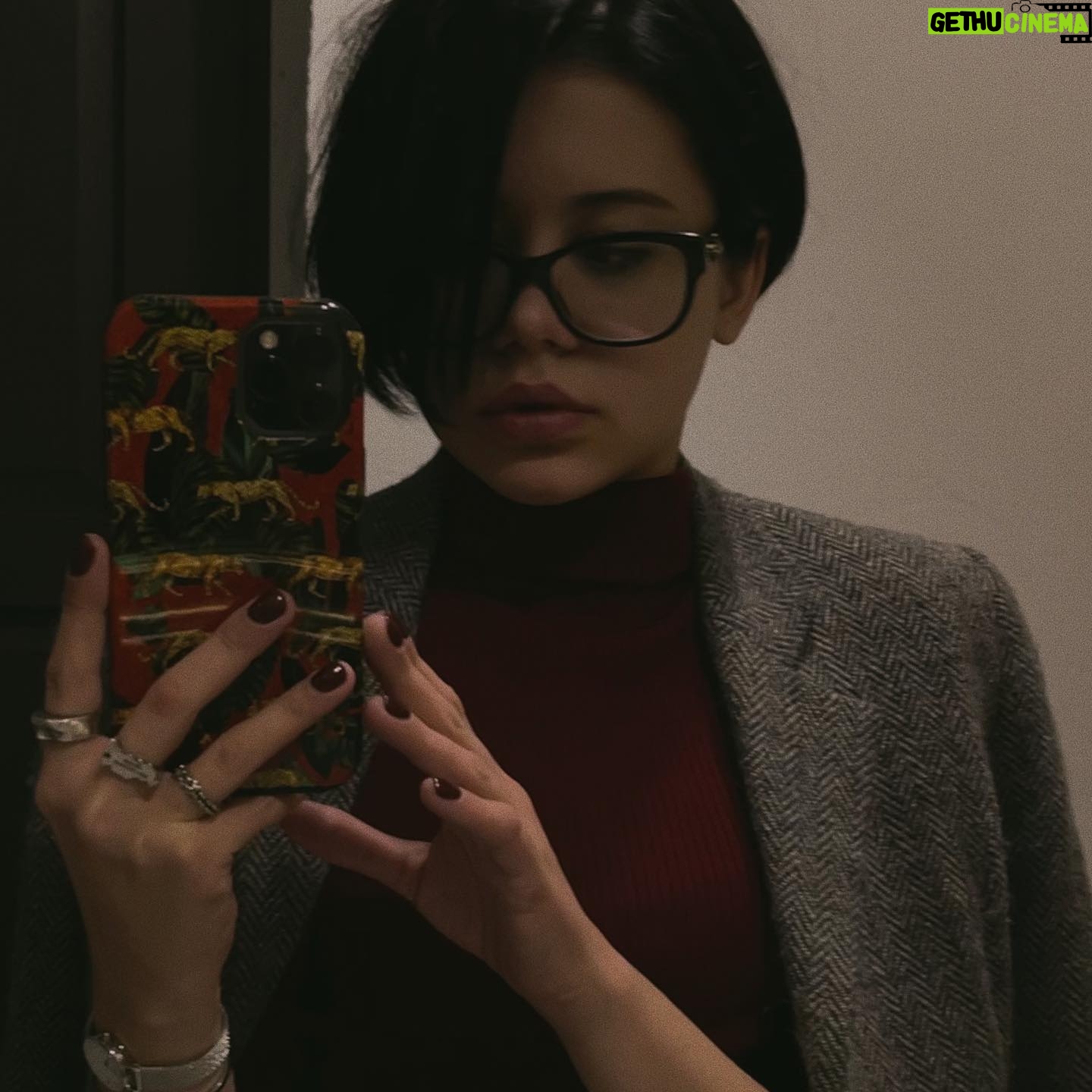 Taisiya Sheremet - 5.5K Likes - Самый тривиальный пост в моей жизни или 19 вещей, которые я поняла к своим 19 годам.
⠀
1. Главное отличие взрослого от ребёнка. Взрослый боится, но идёт — ребёнок просто боится.
⠀
2. Невозможно угодить всем. Вопрос в том кого «ок» разочаровывать. Это про расстановку приоритетов, не каждый заслуживает влиять на тебя.
⠀
3. Жизнь — объемный кусок кораллового рифа. Ребёнок смотрит на этот кусок под одним и тем же углом через очень узкое отверстие. Взрослеть — это расширять отверстие и менять угол.
⠀
4. Потребность в заботе о себе — не слабость. Никто не железный, у всех есть предел прочности.
⠀
5. Лайфблоги — новые модные журналы. Никто не покажет больше чем хотел, поэтому ориентироваться на это не нужно.
⠀
6. Интернет и депрессия — страшное сочетание. Многочасовой просмотр видео в ТикТоке дарит радость — факт. Проблема в том, что это — опасная иллюзия жизни, время прошло, а ты все лежишь в грязной квартире, которую никто кроме тебя не уберёт. Жизнь твоя и только ты можешь с ней что-то сделать
⠀
7. Очень важно чтобы круг Хармана не превратился в треугольник Карпмана.
⠀
8. Делай, что должен, и будь, что будет.
⠀
9. Не новости, но события. Не уровень, но тренд. Обсуждать идеи, а не события, и уж тем более не людей.
⠀
10. Все возможно если ты охуел до нужной степени.
⠀
11. Время в любом случае пройдёт, начини что хотел сейчас.
⠀
12. Не нужно спасать родителей, яйцо курицу не спасёт, не изменит и ничему не научит.
⠀
13. Свобода = ответственность. Всегда.
⠀
14. Черно-белый взгляд на мир в любом случае просасывает.
⠀
15. Стань сам себе родителем и перестань искать это в других людях. Верь себе. Справишься.
⠀
16. Тревожно-избегающий тип привязанности это сложно. Быть в близости значит быть в уязвимости, чтобы позволить себе такое нужно много много смелости.
⠀
17. Взрослых не существует, все мы раненые дети. Поэтому наш мир такой какой он есть. Каждый латает эти дыры по-своему. Секс, наркотики, трудоголизм, стремление к непомерному количеству денег — только часть списка.
⠀
18. Счастливый человек не делает другим больно. Весь этот пиздец, он не от хорошей жизни.
⠀
19.Просить о помощи это про силу, а не про слабость.
P.s: Если что поздравления принимаются под этим постом♥️