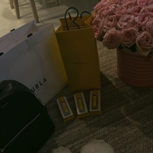 Taisiya Sheremet Instagram - Самый тривиальный пост в моей жизни или 19 вещей, которые я поняла к своим 19 годам.
⠀
1. Главное отличие взрослого от ребёнка. Взрослый боится, но идёт — ребёнок просто боится.
⠀
2. Невозможно угодить всем. Вопрос в том кого «ок» разочаровывать. Это про расстановку приоритетов, не каждый заслуживает влиять на тебя.
⠀
3. Жизнь — объемный кусок кораллового рифа. Ребёнок смотрит на этот кусок под одним и тем же углом через очень узкое отверстие. Взрослеть — это расширять отверстие и менять угол.
⠀
4. Потребность в заботе о себе — не слабость. Никто не железный, у всех есть предел прочности.
⠀
5. Лайфблоги — новые модные журналы. Никто не покажет больше чем хотел, поэтому ориентироваться на это не нужно.
⠀
6. Интернет и депрессия — страшное сочетание. Многочасовой просмотр видео в ТикТоке дарит радость — факт. Проблема в том, что это — опасная иллюзия жизни, время прошло, а ты все лежишь в грязной квартире, которую никто кроме тебя не уберёт. Жизнь твоя и только ты можешь с ней что-то сделать
⠀
7. Очень важно чтобы круг Хармана не превратился в треугольник Карпмана.
⠀
8. Делай, что должен, и будь, что будет.
⠀
9. Не новости, но события. Не уровень, но тренд. Обсуждать идеи, а не события, и уж тем более не людей.
⠀
10. Все возможно если ты охуел до нужной степени.
⠀
11. Время в любом случае пройдёт, начини что хотел сейчас.
⠀
12. Не нужно спасать родителей, яйцо курицу не спасёт, не изменит и ничему не научит.
⠀
13. Свобода = ответственность. Всегда.
⠀
14. Черно-белый взгляд на мир в любом случае просасывает.
⠀
15. Стань сам себе родителем и перестань искать это в других людях. Верь себе. Справишься.
⠀
16. Тревожно-избегающий тип привязанности это сложно. Быть в близости значит быть в уязвимости, чтобы позволить себе такое нужно много много смелости.
⠀
17. Взрослых не существует, все мы раненые дети. Поэтому наш мир такой какой он есть. Каждый латает эти дыры по-своему. Секс, наркотики, трудоголизм, стремление к непомерному количеству  денег — только часть списка.
⠀
18. Счастливый человек не делает другим больно. Весь этот пиздец, он не от хорошей  жизни.
⠀
19.Просить о помощи это про силу, а не про слабость.

P.s: Если что поздравления принимаются под этим постом♥️