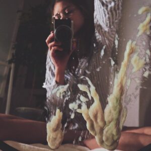 Taisiya Sheremet Instagram - Честно… я переписываю этот пост раз двадцатый и все еще не знаю что ж мне блять сказать… В сущности нечего, я просто хочу чтобы вы знали — государство в очередной раз пытается нас убить. Нас 4.000 человек на всю Россию, у каждого из нас муковисцидоз
⠀
Муковисцидоз без адекватного лечения это мучительная и очень страшная смерть от инфекции, удушья, худобы. Сами посудите:
⠀
Пища не усваивается, у пациента постоянные поносы и рвота. Человек совсем не набирает вес, а легкие забивает густая слизь, в ней заводятся разные бактерии, вызывающие интоксикацию. Человека лихорадит. Слизь мешает вдохнуть, ты тонешь в ней, легкие слипаются и срастаются, потом появляются разрывы, кровотечения и рубцы. Потом цирроз печени, отказывают почки, не выдерживает сердце — тахикардия, одышка, обмороки, кислородное голодание. Психика тоже сдает: депрессивные эпизоды, нежелание лечиться и суицидальные мысли… Ну а конец вы знаете, в России он наступает в 18-20 лет
⠀
Страшно ведь так?
А знаете что еще страшнее?
⠀
Знать, что с муковисцидозом можно жить иначе, знать что во всем цивилизованном мире уже нет этих ужасов. Вместо них — бесплатная базовая терапия, с которой МВ пациенты счастливо живут до пенсии.  Здорово правда? А вот у нас не здорово, у нас страшно, у нас  государство насильно вписывает тебя в тот сценарий с мучительной смертью от удушья
⠀
…
⠀
У муковисцидоза есть стандарт лечения:
⠀
▫️Фармакология: ферменты для набора веса, высококалорийное белковое питание, доступные оригинальные антибиотики, чтобы уничтожать инфекцию в легких, препараты для печени и почек, препараты для разжижения мокроты
▫️Приборы и расходники: ингаляторы, тренажеры дыхания, дренажные батуты и жилеты, пульсоксиметры, гастростомы, инсулиновые помпы, а еще трубки, переходники, сменные блоки и фильтры для всего этого
▫️Услуги: скрининг, полное обследование раз в полгода, регулярные биохимии и посевы. Еще помощь врачей, медсестер, физиотерапевтов и психологов. ▫️Специальные больницы для МВ больных в которых стерильно и нет перекрестного инфицирования
⠀
И этот стандарт работает, да он не устраняет первопричину, но зато сводит последствия болезни к минимуму. Эту терапию в полной мере уже сейчас получают люди
⠀
Далее