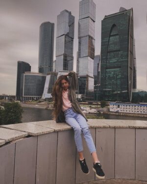 Taisiya Sheremet Instagram - Сейчас я покажу вам мою речь с которой я пойду выступать на митинг за принятие закона о домашнем насилии
⠀
Ай-да со мной, то вот информация: Санкт-Петербург, 4 августа, площадь Ленина в 14:00, митинг согласован с властью
⠀
А теперь речь...
⠀
[«Почему они не ушли, почему не заявили в полицию, почему терпели? Пусть теперь сами расхлёбывают», - примерно так выглядит самый популярный комментарий под каждой статьёй о случаях домашнего насилия.
⠀
Знаете, что тут не так? Риторика обвинения и перекладывание ответсвенности, вот что...
⠀
...
⠀
Послушайте,
на месте изнасилованных отцом сестёр Хачатурян
на месте убитой мужем Алёны Вербы
на месте недавно убитой на детской площадке Натальи Басовой
на месте любой из 14.000 женщин, ежегодно погибающих от домашнего насилия...
⠀
...может оказаться каждая, понимаете? Это не какие-то абстрактные около-маргинальные люди, нет, это обычные женщины, такие же как мы с вами.
⠀
От насилия в отношениях не застрахована никто, вопрос в том, удастся ли тебе спастись из таких отношений? Проблема ведь не в конкретных ситуациях, мол, каждой из 14.000 убитых не повезло с отцами/мужьями/сожителями/обстоятельствами, проблема в системе, где нет закона, предотвращающего и пресекающего насилие.
⠀
....
⠀
Обратись жертва с жалобами в правоохранительные органы, максимум, что они смогут сделать - это выписать штраф 5т.р, штраф, который насильник выплатит из общего с жертвой бюджета, а потом насильник вернётся домой, разъярённый из-за штрафа и привода в полицию, домой, где находится жертва...
⠀
Побои, ругань, моральное насилие - за всё это максимум штраф, у нашей полиции нет никаких способов предотвращения и пресечения домашнего насилия. Наше законодательство стыдливо отходит в сторону, оставляя жертву с агрессором один на один.
⠀
...
⠀
Когда заявления в органы не помогают, потому что «когда убьют — тогда приедем», отношения жертвы и агрессора будут только усугубляться и рано или поздно это закончится: кто-то кого-то убьёт. Либо жертва дойдет до точки невозврата, либо насильник.
⠀
Продолжение там👆🏻