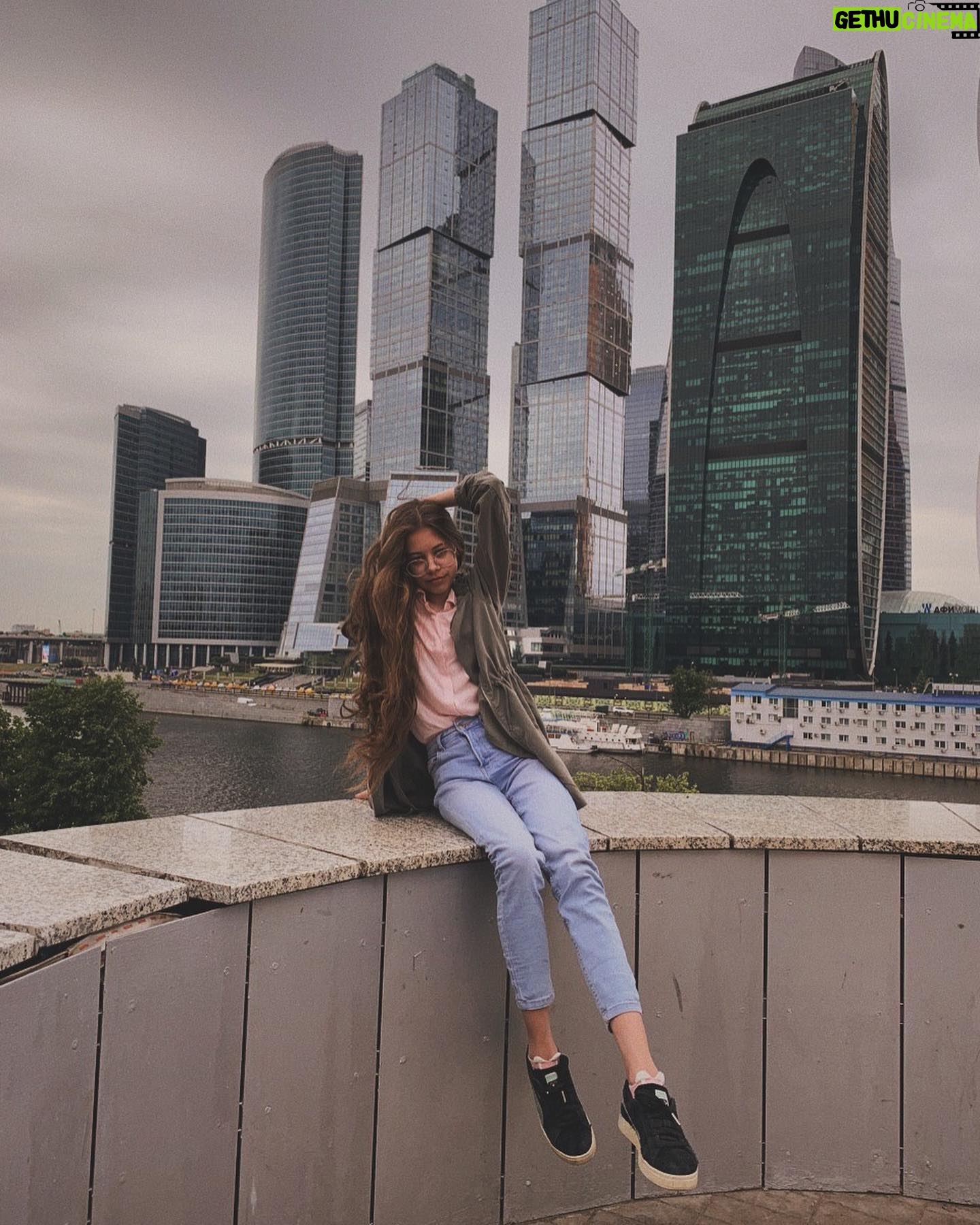 Taisiya Sheremet - 13.5K Likes - Сейчас я покажу вам мою речь с которой я пойду выступать на митинг за принятие закона о домашнем насилии
⠀
Ай-да со мной, то вот информация: Санкт-Петербург, 4 августа, площадь Ленина в 14:00, митинг согласован с властью
⠀
А теперь речь...
⠀
[«Почему они не ушли, почему не заявили в полицию, почему терпели? Пусть теперь сами расхлёбывают», - примерно так выглядит самый популярный комментарий под каждой статьёй о случаях домашнего насилия.
⠀
Знаете, что тут не так? Риторика обвинения и перекладывание ответсвенности, вот что...
⠀
...
⠀
Послушайте,
на месте изнасилованных отцом сестёр Хачатурян
на месте убитой мужем Алёны Вербы
на месте недавно убитой на детской площадке Натальи Басовой
на месте любой из 14.000 женщин, ежегодно погибающих от домашнего насилия...
⠀
...может оказаться каждая, понимаете? Это не какие-то абстрактные около-маргинальные люди, нет, это обычные женщины, такие же как мы с вами.
⠀
От насилия в отношениях не застрахована никто, вопрос в том, удастся ли тебе спастись из таких отношений? Проблема ведь не в конкретных ситуациях, мол, каждой из 14.000 убитых не повезло с отцами/мужьями/сожителями/обстоятельствами, проблема в системе, где нет закона, предотвращающего и пресекающего насилие.
⠀
....
⠀
Обратись жертва с жалобами в правоохранительные органы, максимум, что они смогут сделать - это выписать штраф 5т.р, штраф, который насильник выплатит из общего с жертвой бюджета, а потом насильник вернётся домой, разъярённый из-за штрафа и привода в полицию, домой, где находится жертва...
⠀
Побои, ругань, моральное насилие - за всё это максимум штраф, у нашей полиции нет никаких способов предотвращения и пресечения домашнего насилия. Наше законодательство стыдливо отходит в сторону, оставляя жертву с агрессором один на один.
⠀
...
⠀
Когда заявления в органы не помогают, потому что «когда убьют — тогда приедем», отношения жертвы и агрессора будут только усугубляться и рано или поздно это закончится: кто-то кого-то убьёт. Либо жертва дойдет до точки невозврата, либо насильник.
⠀
Продолжение там👆🏻