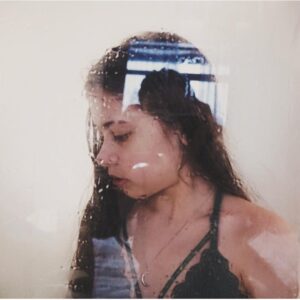 Taisiya Sheremet Instagram - Убеждения

Вынуждена высказаться в свете последних событий. Этот пост я хотела выложить после лонгрида, но по всей видимости надо выкладывать сейчас
⠀
....
⠀
«За убеждениями человека исходя из которых он принимает решения, должно стоять что-то большее чем просто мнение» - это моя любима цитата и основной посыл этого поста
⠀
Обычно поисходит так:
⠀
Я начинаю критиковать какую-то бредовую концепцию... [телегония, религия, гомеопатия, нумерология, астрология, изотерика и etc] - нужное подчеркнуть ...привожу качественную аргументацию с хорошей доказательной силой, а не выдаю за аргументы логические и когнитивные ошибки, как делают адепты концепции (тут должно быть язвительное хи-хи). Тезисы концепции расхерачены в пух и прах ⠀
Но в ответ, я слышу:
⠀
«Ну у нас есть своё мнение и мы никому им не мешаем, не навязываем его, поэтому пусть оно будет, не надо тут всех разубеждать и что-то доказывать»
⠀
Этакое: «Пусть люди обманываются и заблуждаются это их право. Нельзя критиковать взгляды людей, ведь это их выбор. Люди могут верить во что хотят»
⠀
....
⠀
Меня очень злит факт того, что многие  действительно не понимают в чем проблема, объясняю
⠀
Тезис: «Хочу верить, потому что это мой выбор и мое мнение, и похуй мне на аргументы» - бредовый по своей сути, вот почему...
⠀
...тут есть два принципиальных момента:
⠀
1. То на чем строится это «мнение»
2.Его весомость, распространённость и то, насколько сильно оно влияет на общество
⠀
Разберём по пунктам:
⠀
Первое. То есть вы понимаете, да?Существуют концепции/мнения/идеи , которые легко можно разнести аргументами, тобишь они не проходят проверку на реальность, то есть никакого адекватного фундамента под ними нет, есть только стереотипы, всякие верования, глупости и сказки
⠀
И когда ты пытаешься сказать что фундамента - то нет, тебе прилетает: «Мы хотим заблуждаться»
⠀
...Один вопрос, что за сюрреализм?
Перечитайте ещё раз и вдумайтесь
⠀
Пример абсурдности этого аргумента:
⠀
-Мы верим в то, что жрать говно полезно
-Это глупая идея, вот доказательства что она не работает...
-Так, не надо нас разубеждать, мы хотим верить, это наш выбор
⠀
Замените «Жрать говно полезно» на:
⠀
Продолжение ☝🏻