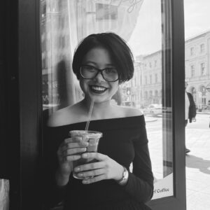 Taisiya Sheremet Instagram - «Я, игемон, говорил о том, что рухнет храм старой веры и создаться новый храм истины»
⠀
Ладно-ладно, каюсь. Простите, но я не могла удержаться от этой позёрской отсылки.
⠀
Речь идёт о моих розово-сопливых фотографиях в блоге, которые мне уже осточертели. Я больше не могу их видеть, что угодно лучше чем эти сопли в пастельно-жвачных тонах с фильтром 05 VSCO. Ну согласитесь?
⠀
Страшно вспомнить, но я придумала эту визуальную концепцию в далеком 2018 году, на заре этого блога. В то радужное безковидное время, она казалась мне гениальной, выверенной и слегка загадочной. То, что надо.
⠀
Думаю очевидно — я выросла из нее.
⠀
Справедливости ради скажу — этот блог окончательно перестал отражать мою личность примерно с ноября 2020 года.
⠀
Я тут недавно экспериментировала, лазая по архиву. И кое-что поняла — по количеству и качеству контента можно последовательно, с точностью до дней, отследить как, я кубарём летела в бездну, начиная с 2018 года. Как замещала блогом реальную жизнь, потому что в ней происходил неподконтрольный мне ужас. Как я сливалась в какой-то нездоровый симбиоз с блогом. Как мой перфекционизм и одержимость идеальной картинкой, в итоге, чуть не убили единственное место, где я могла отвести душу.
⠀
Если по-честному, ужас в моей жизни начался лет с 10. Какое-то время я вывозила сама, потом, года 4, меня держала на плаву школа, а затем этот блог.
⠀
Им я спасала остатки своей психики. Я проваливалась в эскапизм, чтобы не сойти с ума. Это было лучшим решением из всех что я могла принять, учитывая вводные данные.
⠀
Сейчас я по-немногу перестаю нуждаться в отведении души и эскапизме. Сливаться с блогом и загонять себя перфекционизмом по его поводу, я тоже более не планирую. Это не здорово.
⠀
Я уже полгода с переменным успехом выбираюсь из личного ада. Раньше я в нем варилась, об этом как-нибудь позже — теперь я двигаюсь к выходу. Выздоравливаю.
⠀
Разрушение храма старой веры планирую начать с фотографий и текстов под ними. Сторис пока снимать не хочу, но думаю это изменится.
⠀
Пока тут будет сборная солянка и поиски. С концепцией разберусь позже. Всё, я пошла искать истину♥️