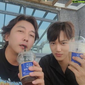 Tak Jae-hoon Instagram - #우도주막#열심히일하고#힐링타임#죽이잘맞아