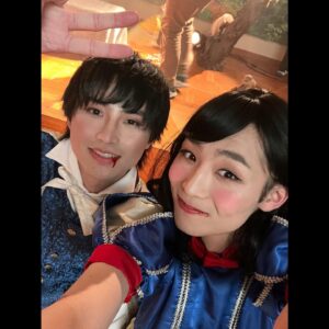 Takumi Kizu Instagram - 【#ドラマ佐原先生と土岐くん 3】

いつも以上に騒がしいさはとき、
そして皆んな気になってた白雪姫
かわいかった？
生で見ると結構ゴツくて面白いんだよ
ゴツさ伝わってたかな笑

これから佐原の過去が少しづつ明らかになっていき、土岐との関係性も濃くなっていきます
お楽しみに！
#さはとき
