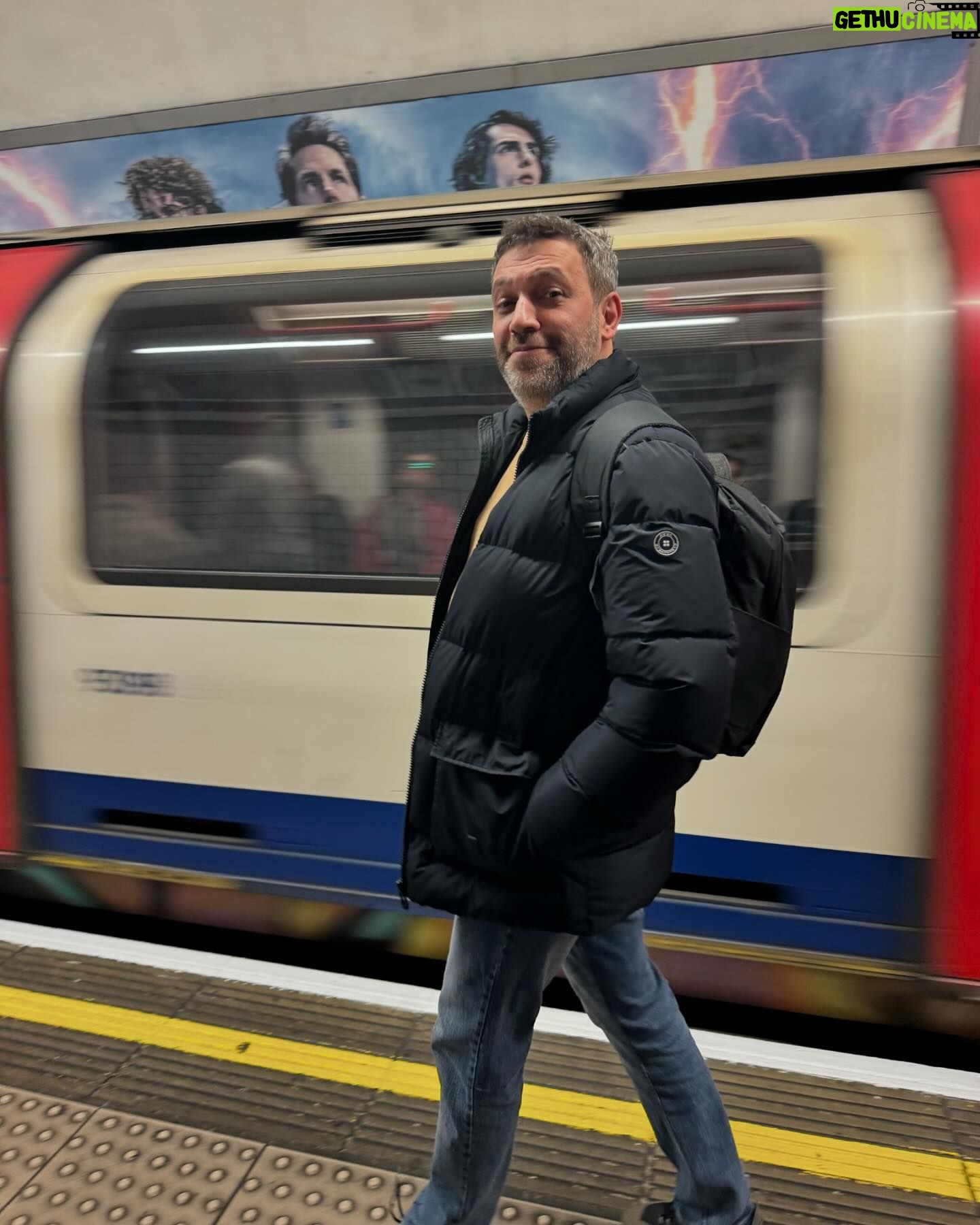 Taleh Yuzbayov - 7.9K Likes - Londonda olsanız sizə əsas mələhətim: pul xırdalamayın. Mən çox ölkədə olmuşam heç birində məndən o qədər komissiya tutulmamışdı. 35%! Təsəvvür eləyin, 100$-a 35$.
Ona görə ən yaxşısı kartdır. Çünki kartla ödəniş avtobusundan tutmuş metrosuna, marketindən tutmuş muzeyinə hər yerdə keçərlidir. Mən də bütün ödənişləri Kartmane Visa Infinite kartımla elədim. Keşbekim də gəldi, bankomatdan pulsuz nağdlaşdıra da bildim, üstəlik konvertasiya haqqı olmadan. Həmin o 35% komissiyanı isə hələ də unuda bilmirəm...