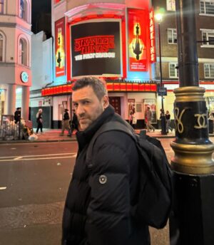 Taleh Yuzbayov Instagram - London. Uşaq vaxtı İngilis dili dərsliyində gördüyümüz bir çox yeri və bir çox sənət əsərini canlı görmək qismət oldu. Açığı aşiq oldum bu şəhərə.
Sizə tarixi və s. haqqında məlumat vermək istəmirəm, açıb Wikipedia-dan oxuya bilərsiniz. 3 məsləhət verəcəm: 1. Yolu keçəndə sola yox sağa baxın, maşınlar əks tərəfdən gələcək, 2. Siqaret çəkənsinizsə özünüzlə çoxlu siqaret gətirin. Burda qutusu 30-45 manata başa gəlir, 3. Şarj üçün 3 dişli başlıqlar alın. Ardı var…
