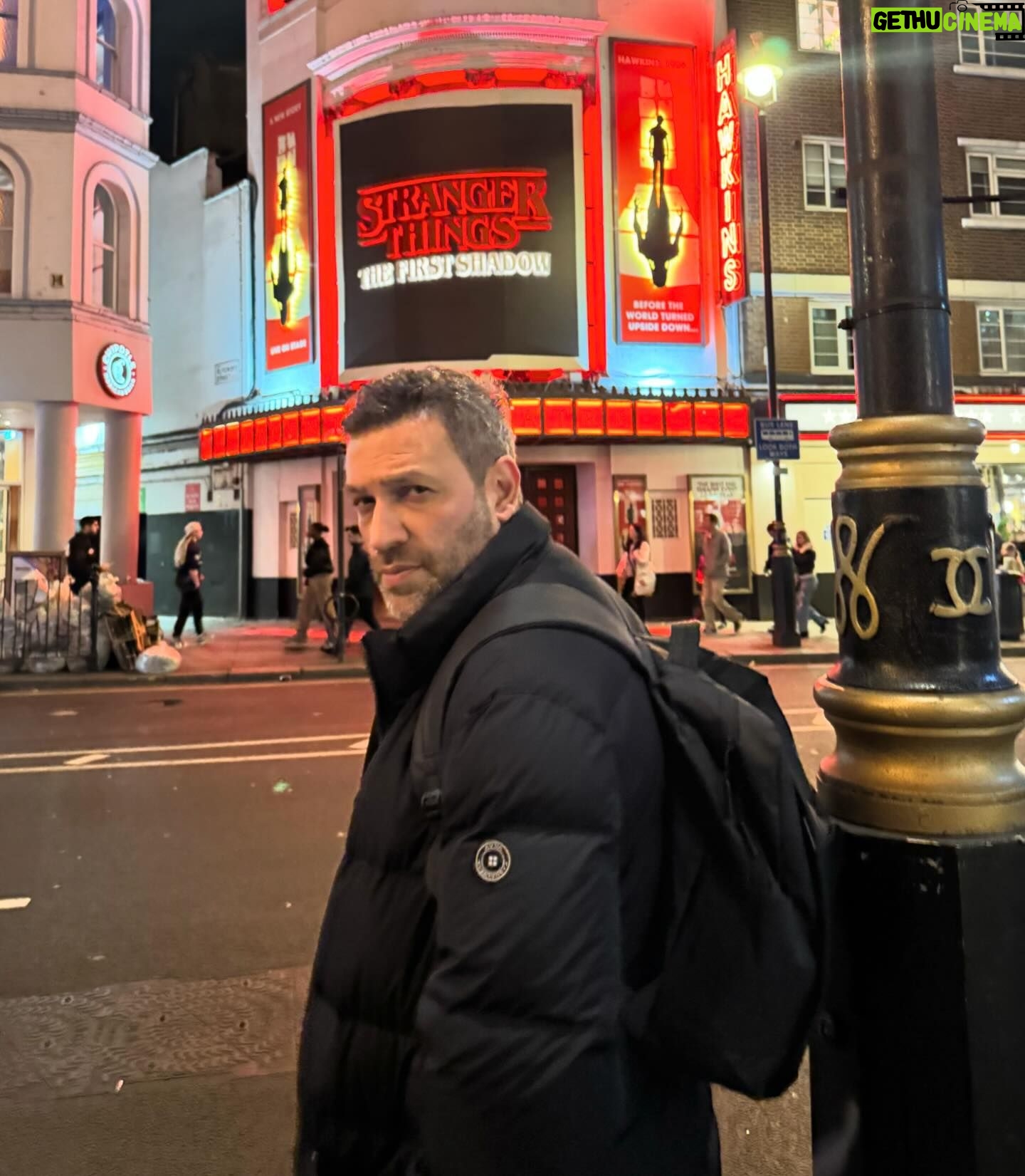 Taleh Yuzbayov - 9.9K Likes - London. Uşaq vaxtı İngilis dili dərsliyində gördüyümüz bir çox yeri və bir çox sənət əsərini canlı görmək qismət oldu. Açığı aşiq oldum bu şəhərə.
Sizə tarixi və s. haqqında məlumat vermək istəmirəm, açıb Wikipedia-dan oxuya bilərsiniz. 3 məsləhət verəcəm: 1. Yolu keçəndə sola yox sağa baxın, maşınlar əks tərəfdən gələcək, 2. Siqaret çəkənsinizsə özünüzlə çoxlu siqaret gətirin. Burda qutusu 30-45 manata başa gəlir, 3. Şarj üçün 3 dişli başlıqlar alın. Ardı var…